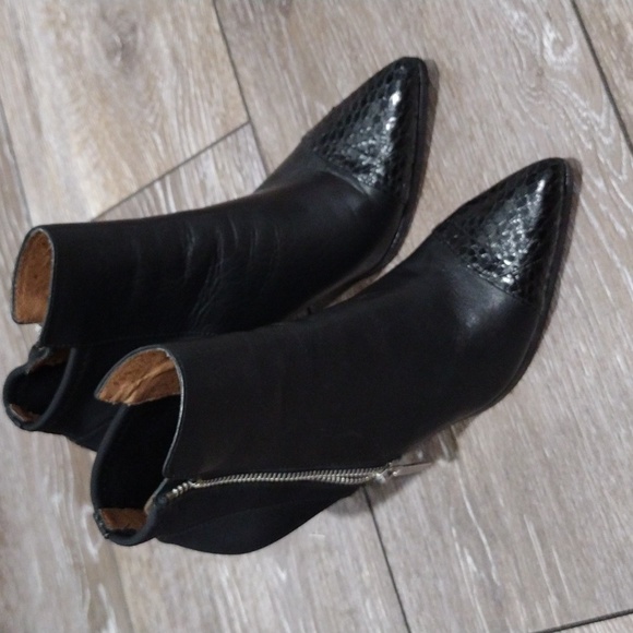 Donald Pliner black leather and stretch fabric zip booties. Size 5 - Picture 1 of 15